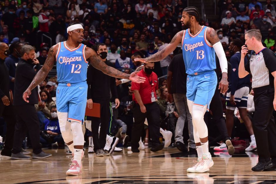 排面，泰州当地路牌上写着“苏超冠军城，泰州欢迎您”（泰州路牌打出“苏超冠军城，泰州欢迎您”，排面十足）