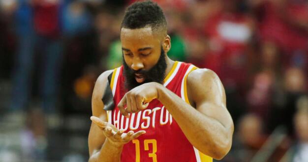 开小会？巴媒：安帅今日训练开始前和维尼修斯交谈了3分钟（巴媒：安切洛蒂今日训练前与维尼修斯交流三分钟）